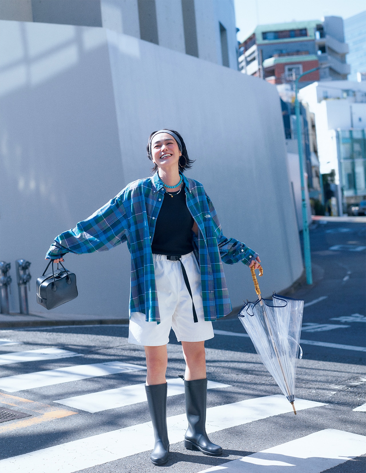 LEE5月号『シャツが、私たちの毎日を助けてくれる！』のページ