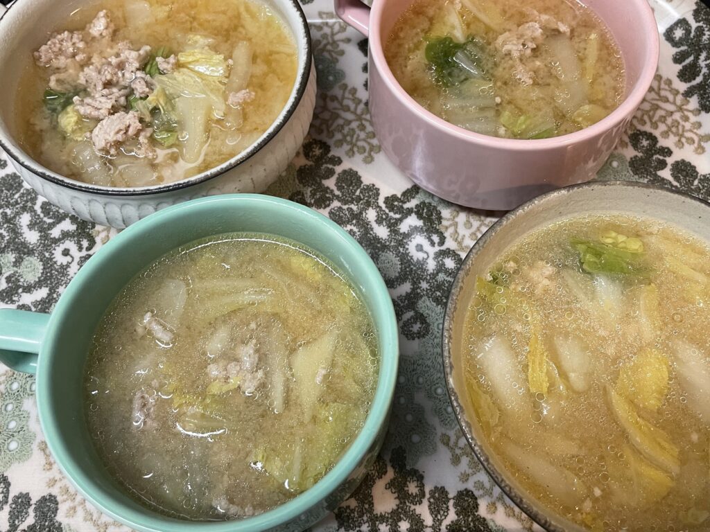 市瀬悦子さんのレシピ「白菜と鶏ひき肉の柚子みそスープ」を40代主婦が作ってみた写真。