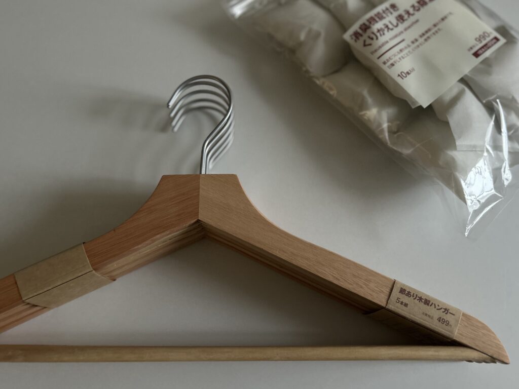 無印良品　節あり木製ハンガー　除湿剤