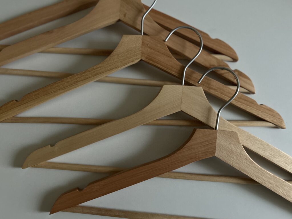 無印良品　節あり木製ハンガー　お得なハンガー