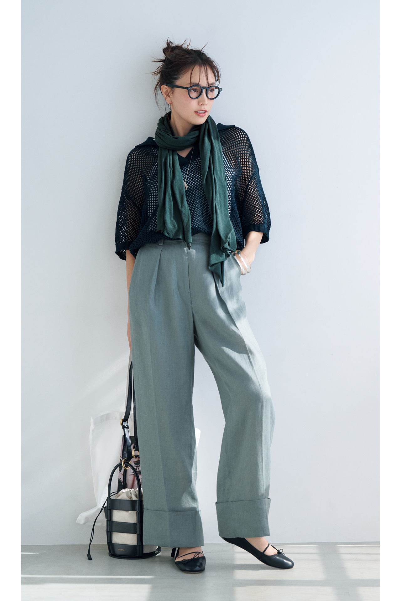 蛯原友里さんのADAWAS（アダワス）【洗える】STOLE SET LINEN TROUSERSのコーデ