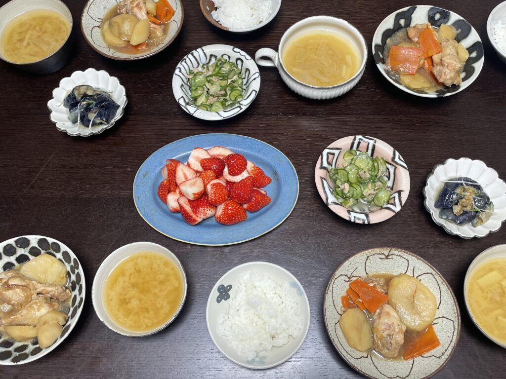 手羽中鶏じゃがのある食卓