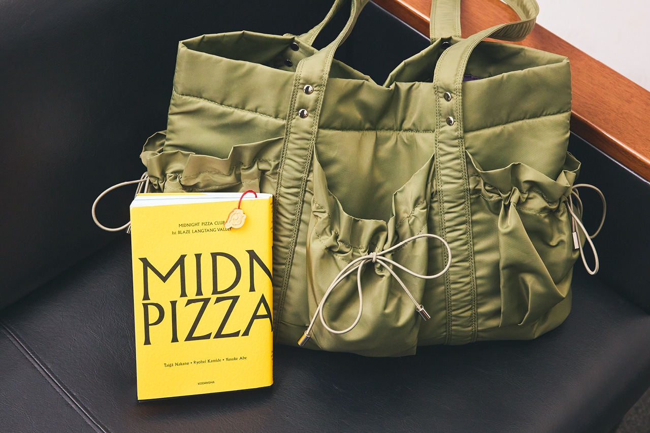 『MIDNIGHT PIZZA CLUB 1st BLAZE LANGTANG VALLEY』著：上出遼平　写真：仲野太賀、阿部裕介　講談社。愛用のRONE PARCのバッグは「荷物が多い」井上さんらしいチョイス。