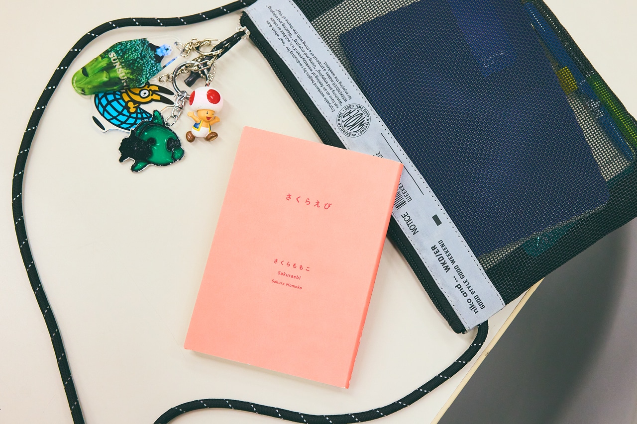 『さくらえび』さくらももこ　新潮社。niko and …のバッグは「ノートと本が1冊入るぐらいで、がっつり仕事する用のiPadは入らない」のがポイント。