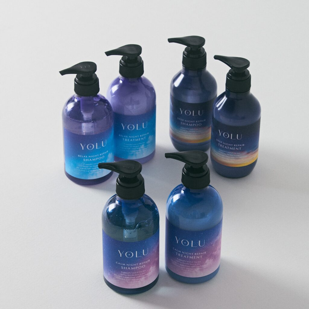<写真奥左から時計まわり>リラックスナイトリペアシャンプー 440mL ¥1540、リラックスナイトリペアトリートメント 440g ¥1540、ディープナイトリペアシャンプー 440mL ¥1650、ディープナイトリペアトリートメント 440g ¥1650、カームナイトリペアシャンプー 440mL ¥1540、カームナイトリペアトリートメント 440g ¥1540(価格はすべて税込価格)