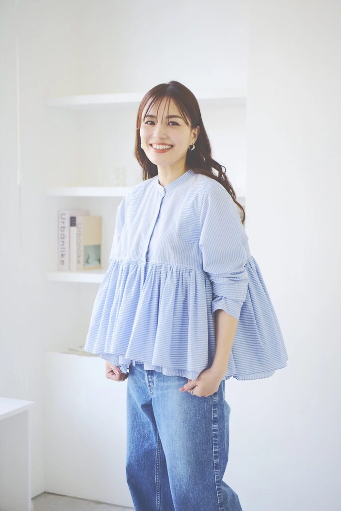 
ブルーLEE掲載CLOSE-UP
モデルサイズ：164cm/着用サイズ：FREEブルーLEE掲載
prevnext
LEE掲載
LEE掲載
 CLOSE-UP
CLOSE-UP
 
モデルサイズ：164cm/着用サイズ：FREE
モデルサイズ：164cm/着用サイズ：FREE
 モデルサイズ：164cm/着用サイズ：FREE
モデルサイズ：164cm/着用サイズ：FREE
 
 
 
 
 
 
 
 
 
 
 
 
 
 
バイヤーのおすすめ！


MARIHA

【洗える】チューリップのドレス Baby Daisies

 


ne Quittez pas

【洗える】COTTON VOILE DOT LEAF EMBROIDERY GATHER PANTS

 


manipuri

【LEE別注】ラフィアシートBIGバッグ＋大判ストール

 


ADAWAS

【洗える】STOLE SET LINEN TROUSERS

 


YOUNG & OLSEN The DRYGOODS STORE

【LEE別注】ULTRASUEDE（R）TOTE M

 


ADAWAS

【洗える】MESH SKIPPER

 


12closet

【洗える】大人に似合う・巾着つき USAコットンTシャツ（2枚入り）

 


AULENTTI

【LEE別注】ショルダー付レザーボストンバッグ

スタッフコメント カレンソロジーの代表作であるレイヤードギャザーブラウスに新作が登場。LEEでは別注の細やかなストライプをオーダー。カジュアルになりすぎない細かなブルーストライプはシーズン問わずに着用できるカラー。実はフロントがボタンダウンになってい為、羽織アイテムの用にも着れる優れたデザイン。胸下切替のギャザーが上品に広がるシルエットになり、お袖は逆にすっきりとギャザーなしに仕上げる事で、スタイルのバランスが良く見えるようになっています。（バイヤーFUKU）
詳細情報
材質 綿78% ナイロン22% 材質 ※撮影時の商品はサンプルです。実際の商品とは仕様、加工、サイズが若干異なる場合がございますのであらかじめご了承ください。 サイズ FREE 生産国 日本 洗濯表示 手洗い可
製品サイズ表 
サイズ名	バスト	肩幅	袖丈	着丈
FREE	130.4	38	61.5	69.5
※（）で記載のものは適応サイズです。

サイズガイド
メーカー品番 319411
LEE 掲載 LEE DAYS 掲載 LEE限定 洗える
Curensology
【LEE別注】【洗える】ストライプレイヤードギャザーブラウス
￥37,400