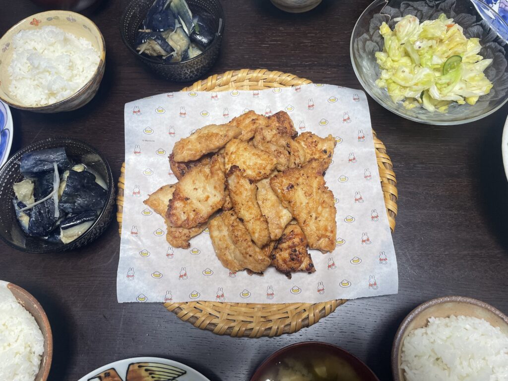 きじまりゅうたさんレシピ「鶏むねのうま味しょうが漬け」に片栗粉をまぶして揚げ焼きしたもの写真3