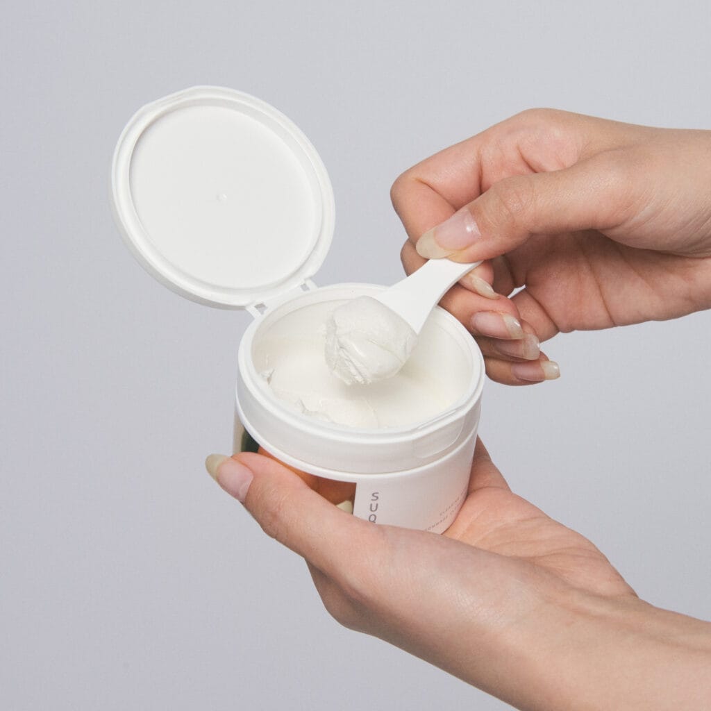 スパチュラでマスカット1粒分くらいをぬれた手に取り、ぬれた顔に使います。