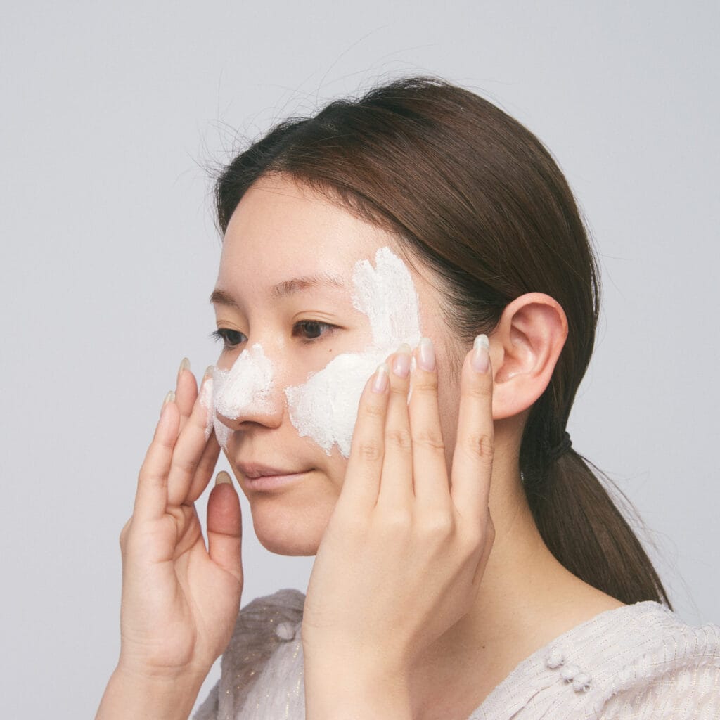 円を描くようにくるくるやさしくマッサージしてから、洗い流します。