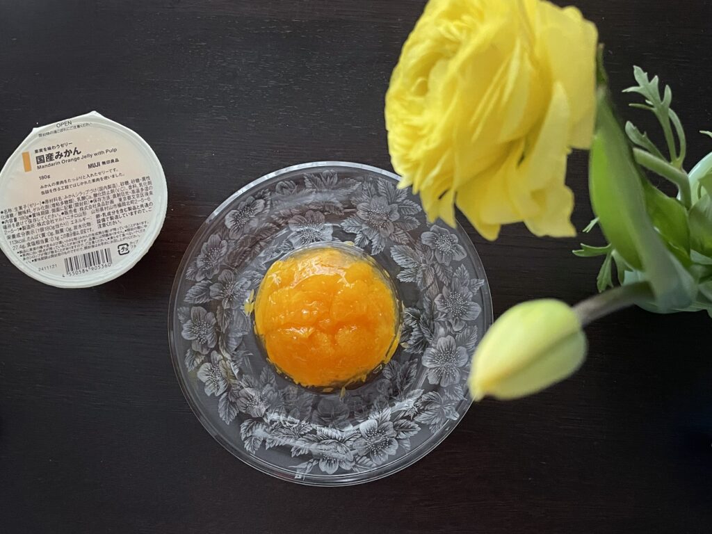 無印良品の果実を味わうゼリー国産みかんの中身をお皿に出してみた写真1