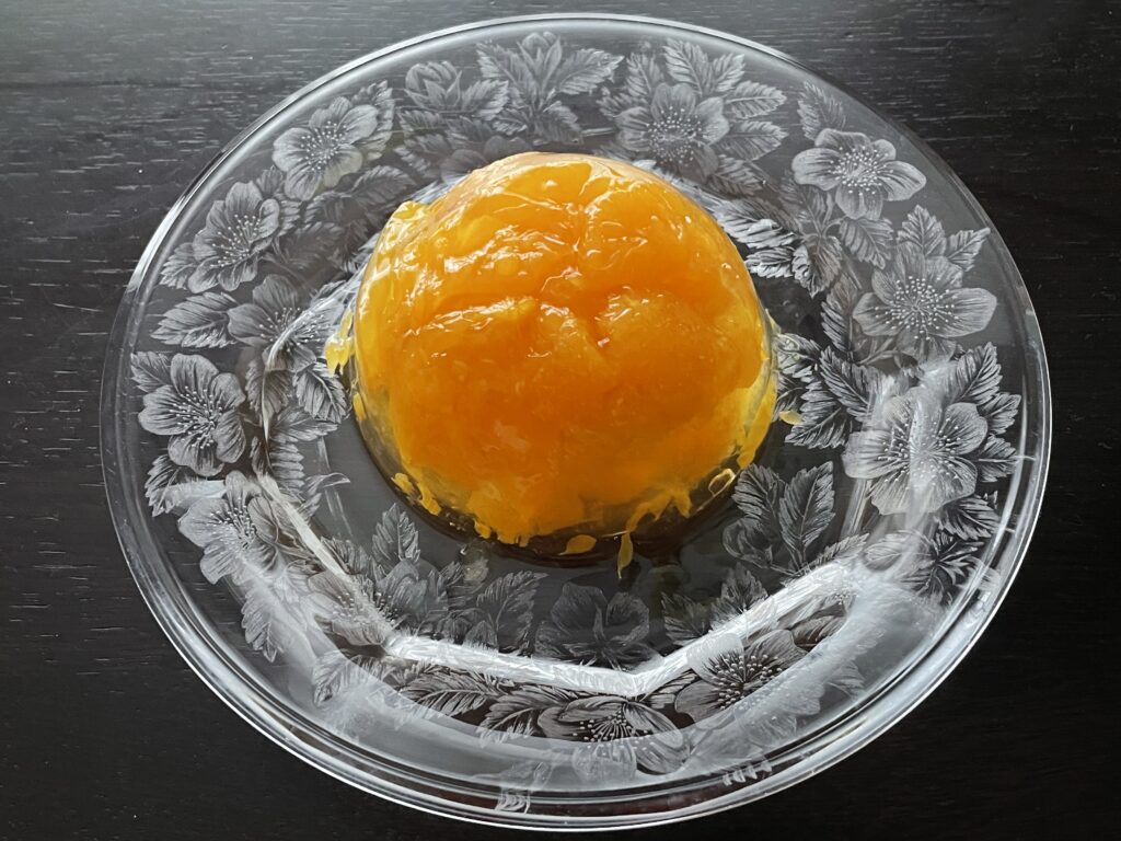 無印良品の果実を味わうゼリー国産みかんの中身をお皿に出してみた写真2