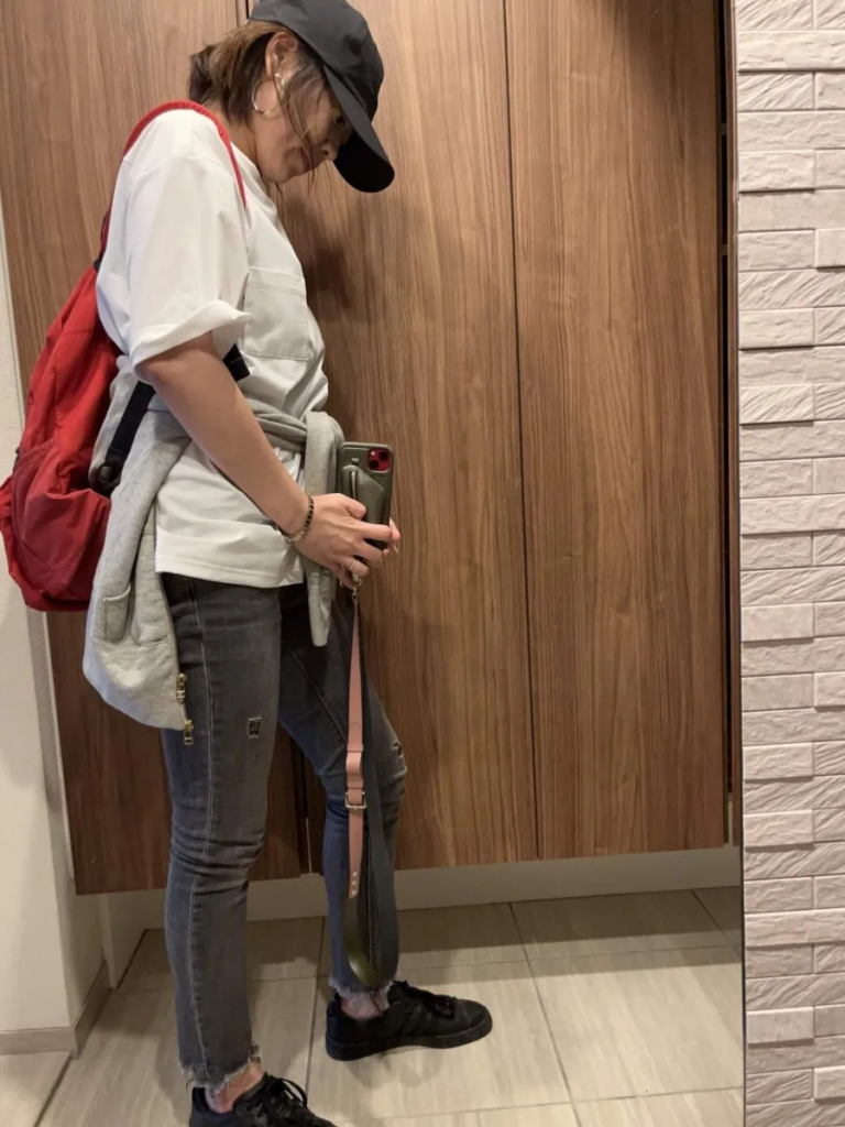 30代ママの運動会コーデ　リュックの赤をアクセントに