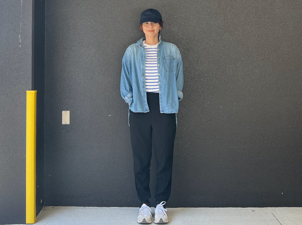 40代ママの運動会コーデ　キャップ・デニムシャツ・サコッシュ