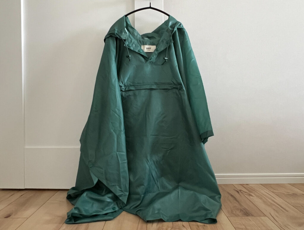 ワンプッシュで1分間の連続スチーム噴出が可能で、ラクにシワ伸ばしができます。また2wayタイプで、折り目をしっかりつけるアイロン機能も備える。素材に合わせて高温・中温のスチームが選べます。