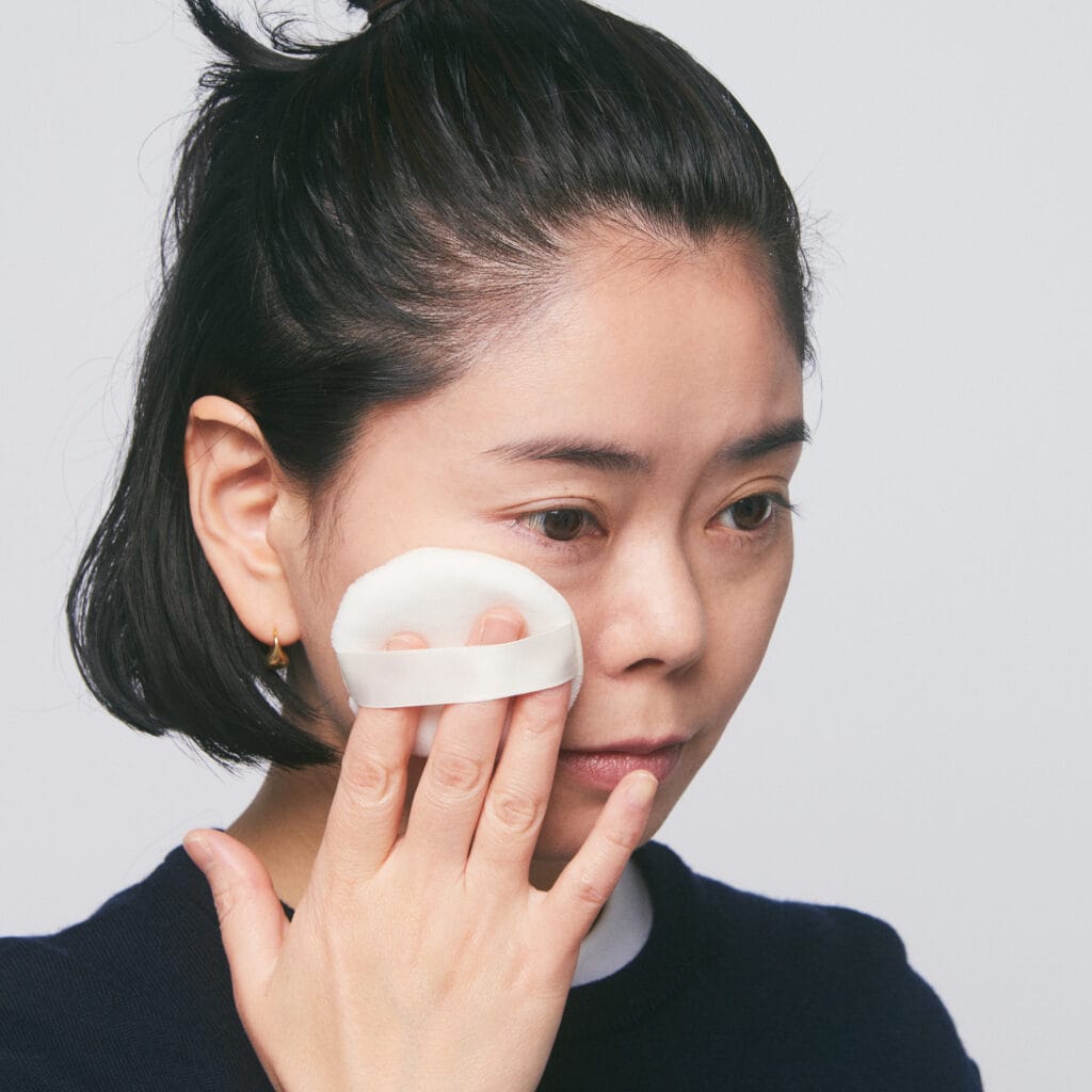 カラーは【ルーセント】と【ラベンダー】の2色で、私は【ルーセント】を使ってみました。なめらかな感触のふわふわのパフで、きめ細かい粒子のパウダーを、心地よく、均一に塗布できます。