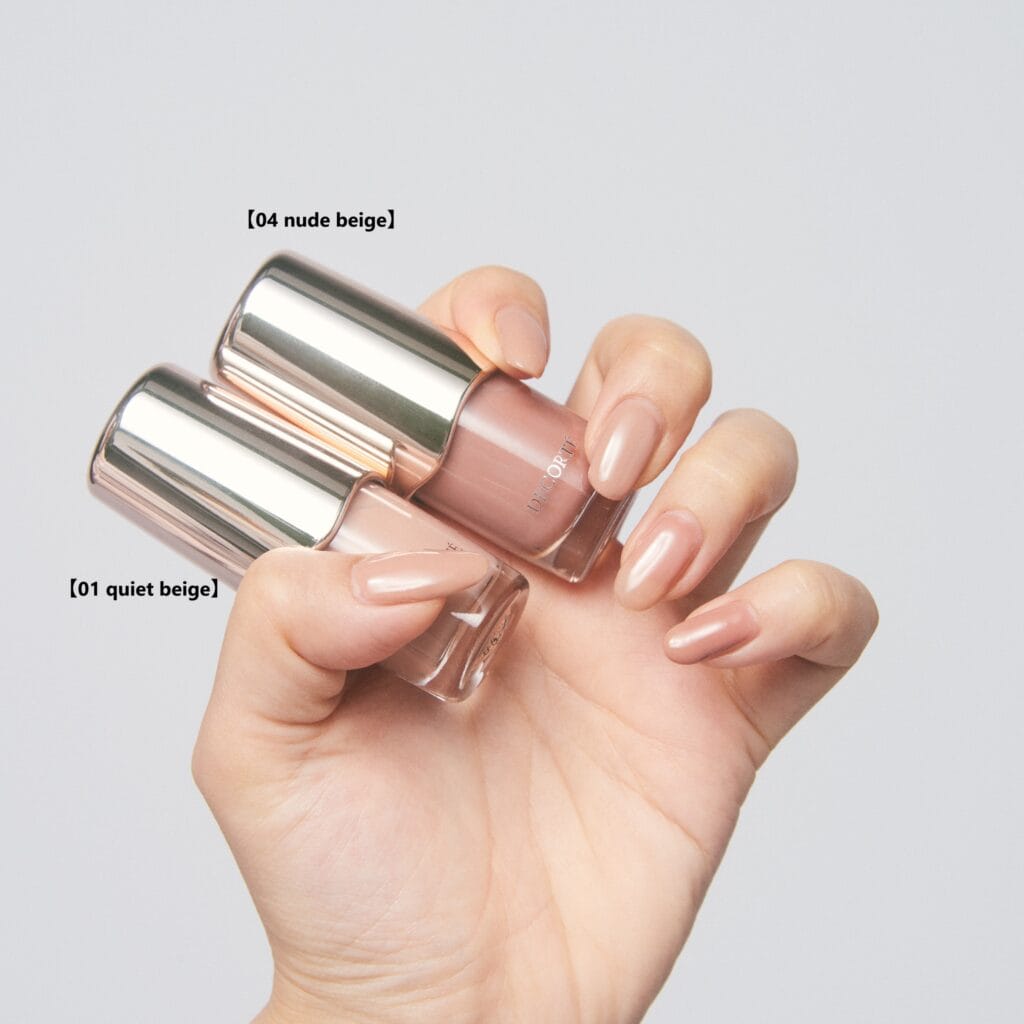 親指・人さし指・中指が【01 quiet beige】、薬指・小指が【04 nude beige】。