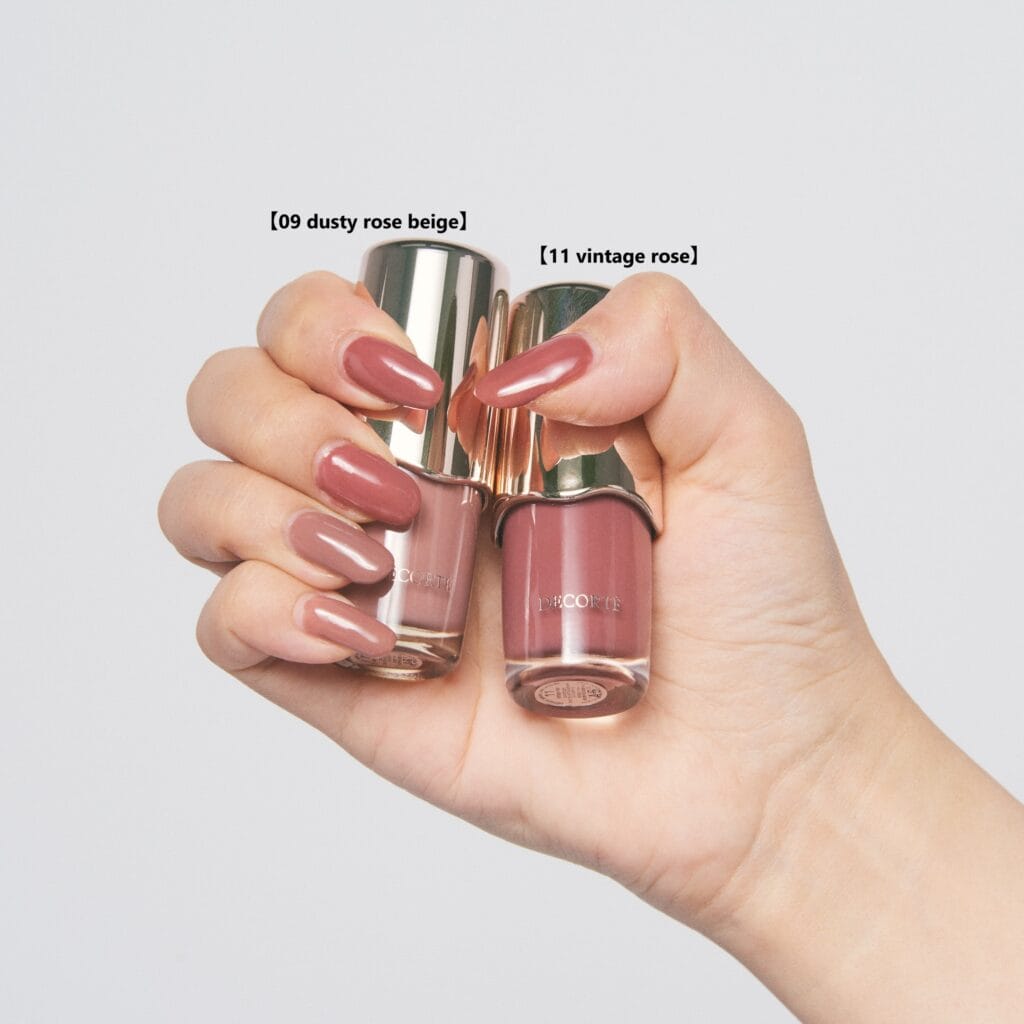 小指・薬指が【09 dusty rose beige】、親指・人さし指・中指が【11 vintage rose】。