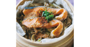 バター香るみそベースの甘辛ダレで、子どもも喜ぶ魚料理！「サケのちゃんちゃん焼き風」レシピ／りよ子さん