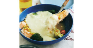 とろ〜りのびるチーズの秘密は…「サケと温野菜のチーズフォンデュ」レシピ／およねさん