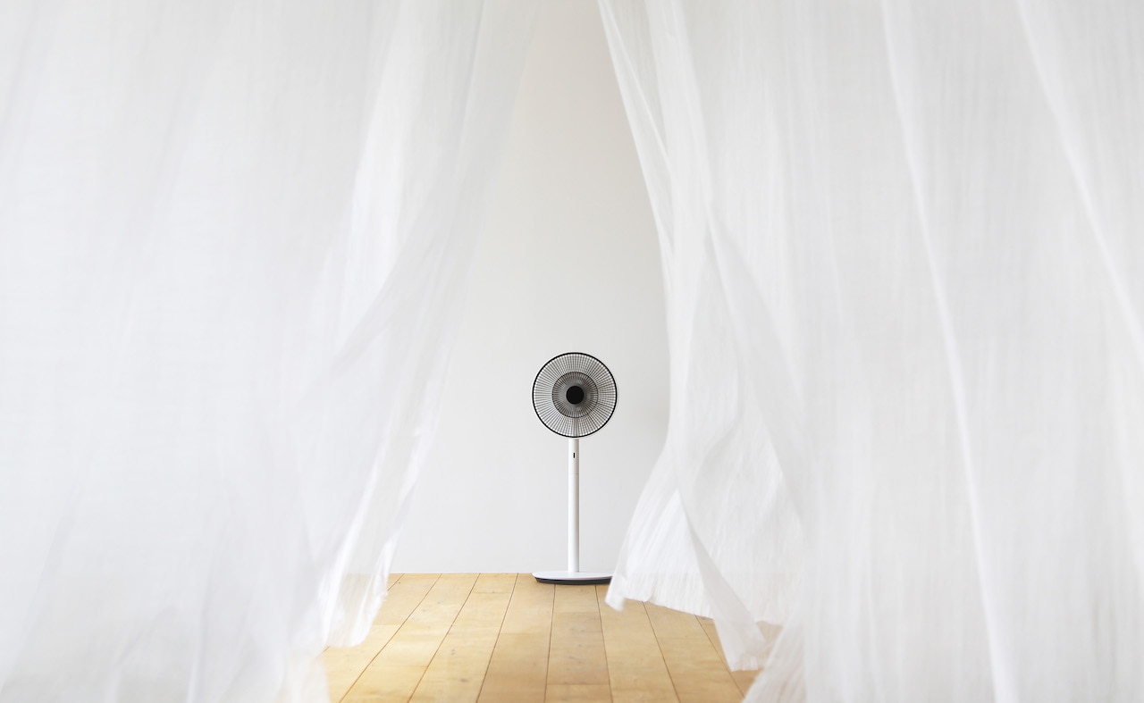 DCモーター扇風機「The GreenFan（ザ・グリーンファン）　とカーテン