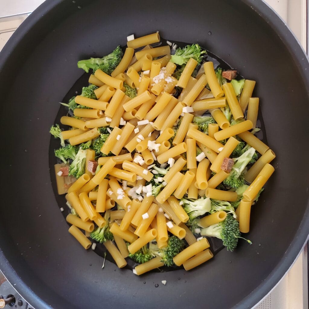 LEE5月号およねさんの爆速レシピ「ブロッコリーとシラスのオイルペンネ」