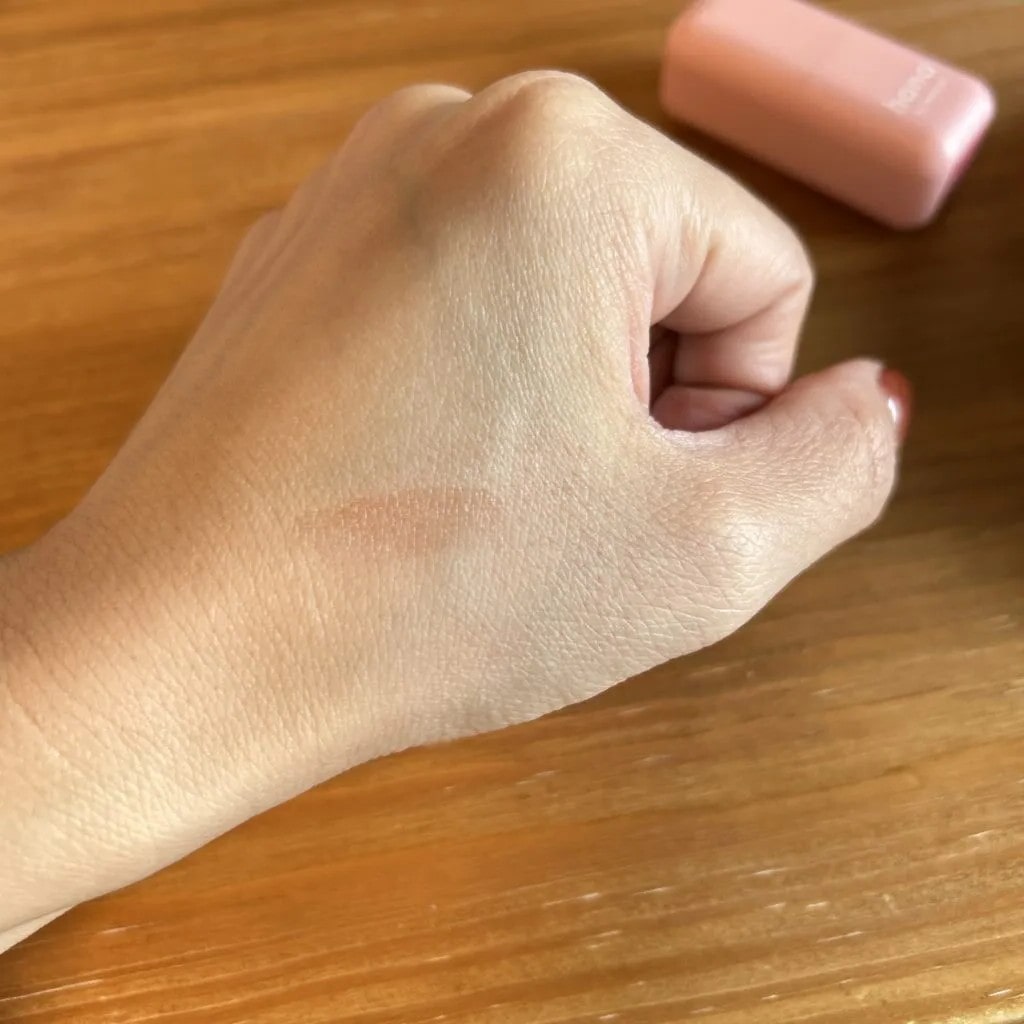 hana by hince「ウォーターグラスティント 01モモ」スウォッチ