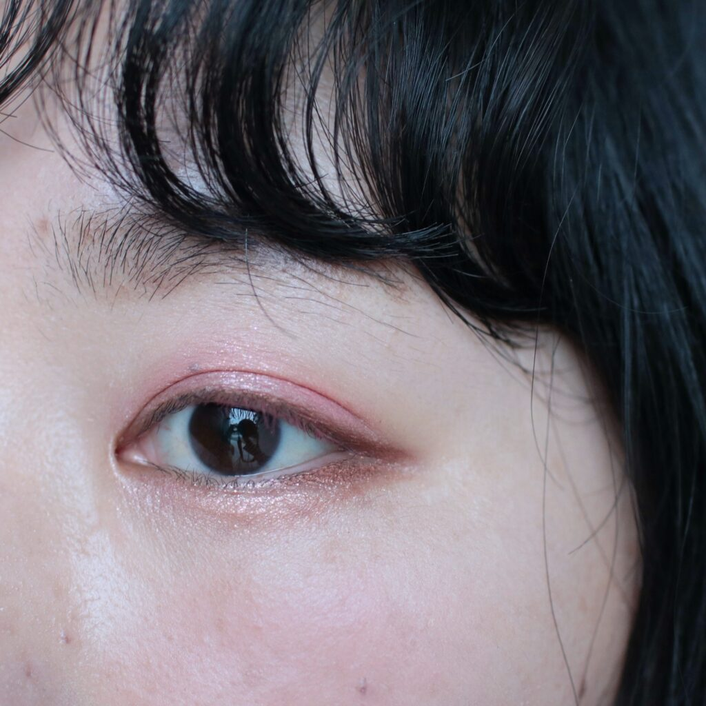 hana by hince「トリプルアイパレット 01モモ」スウォッチ