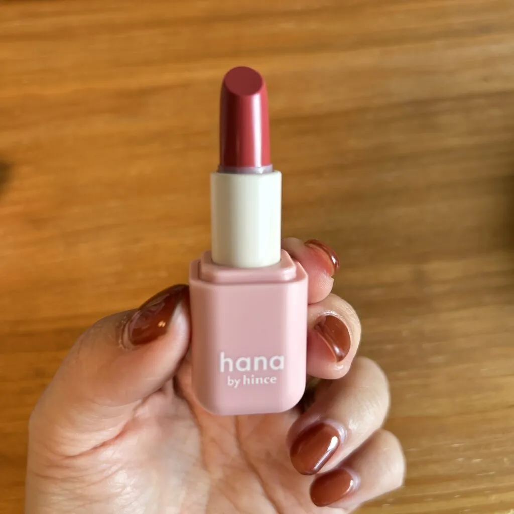 hana by hince「シアーグラスリップスティック 02ベリー」商品中身