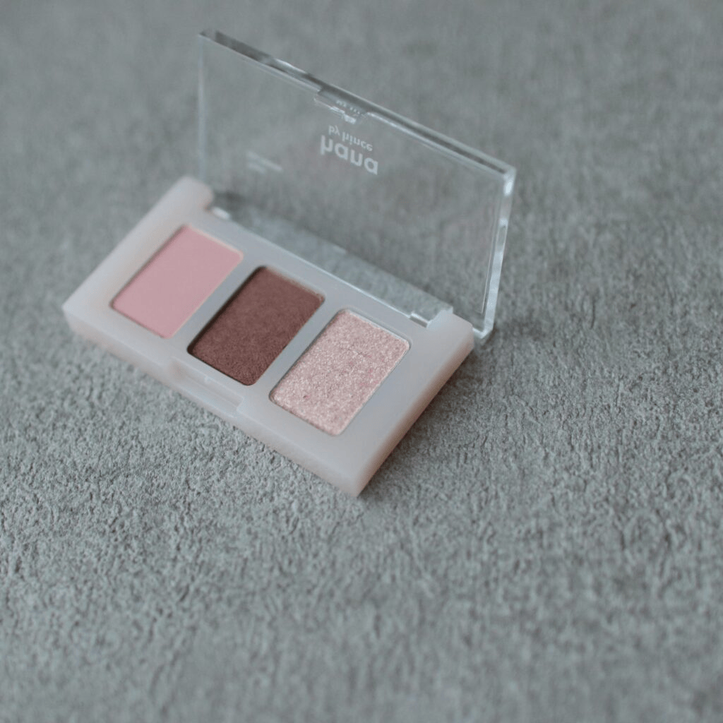 hana by hince「トリプルアイパレット 01モモ」商品中身