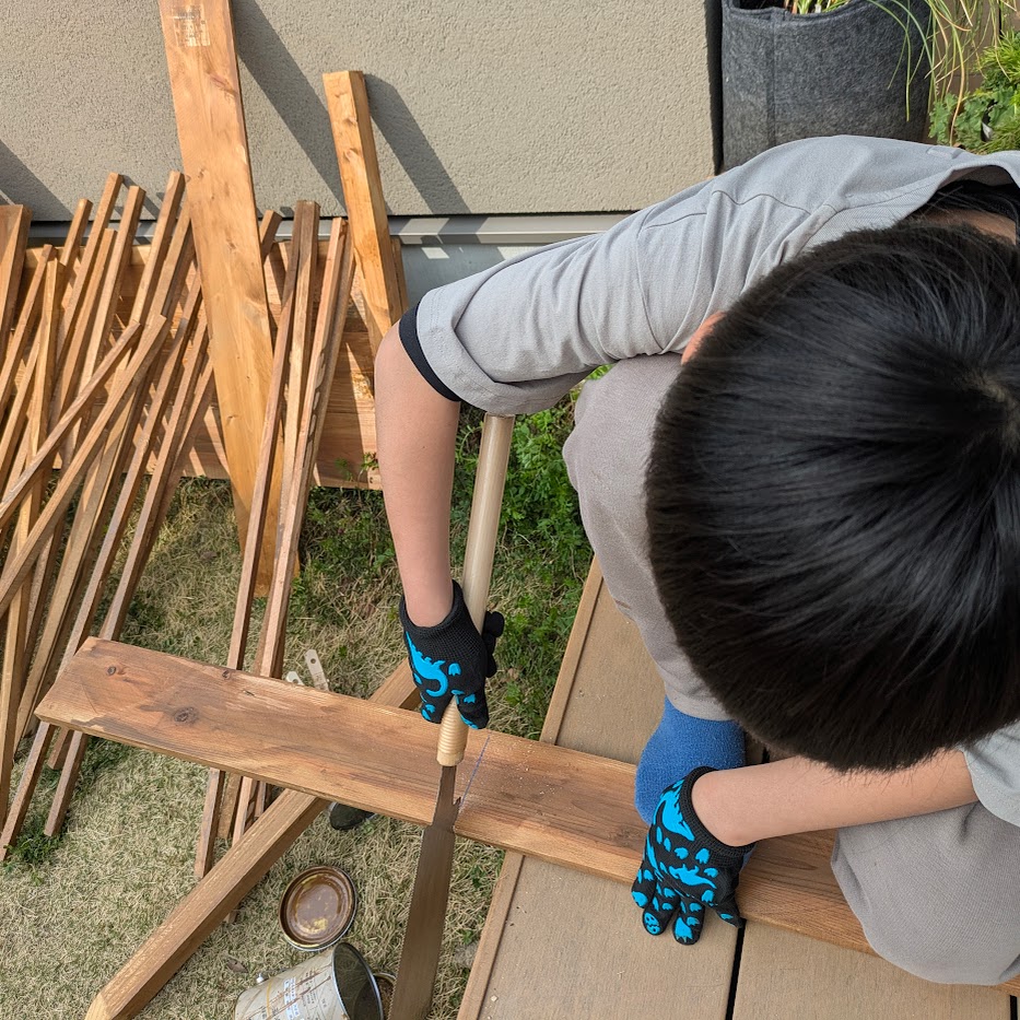 子供　日曜大工　のこぎり