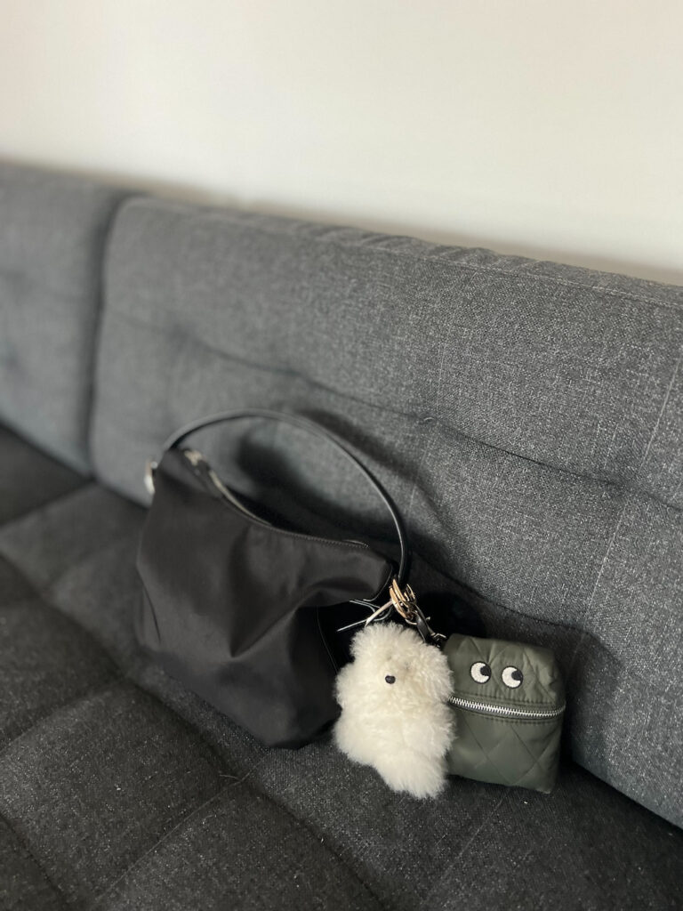 福田麻琴さん　トゥティエ　バッグ　アニヤハインドマーチ　チャーム