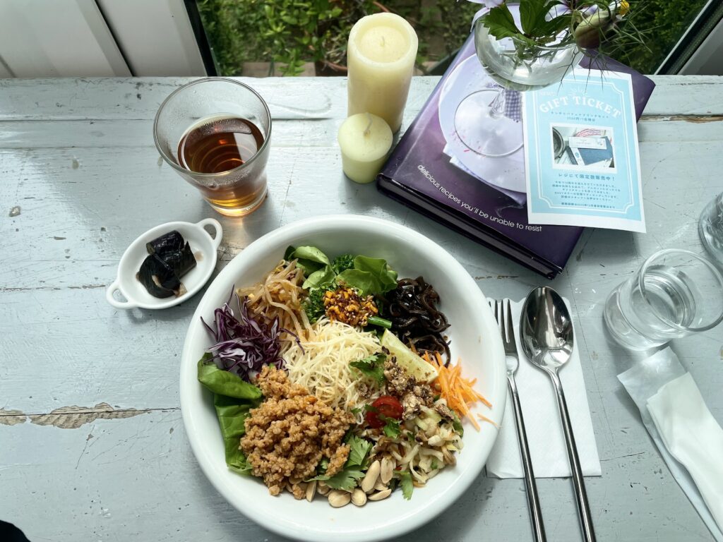 カフェネイビーのエスニック和え麺を上から撮った写真