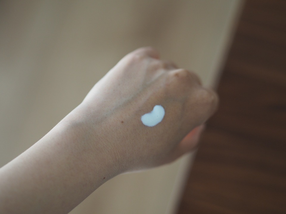 ビオレUVピュアミルクを手に塗布しているところ