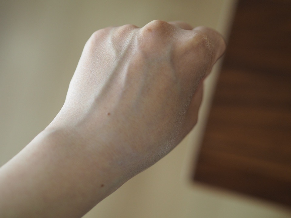 ビオレUVピュアミルクを手に塗布し終わった状態