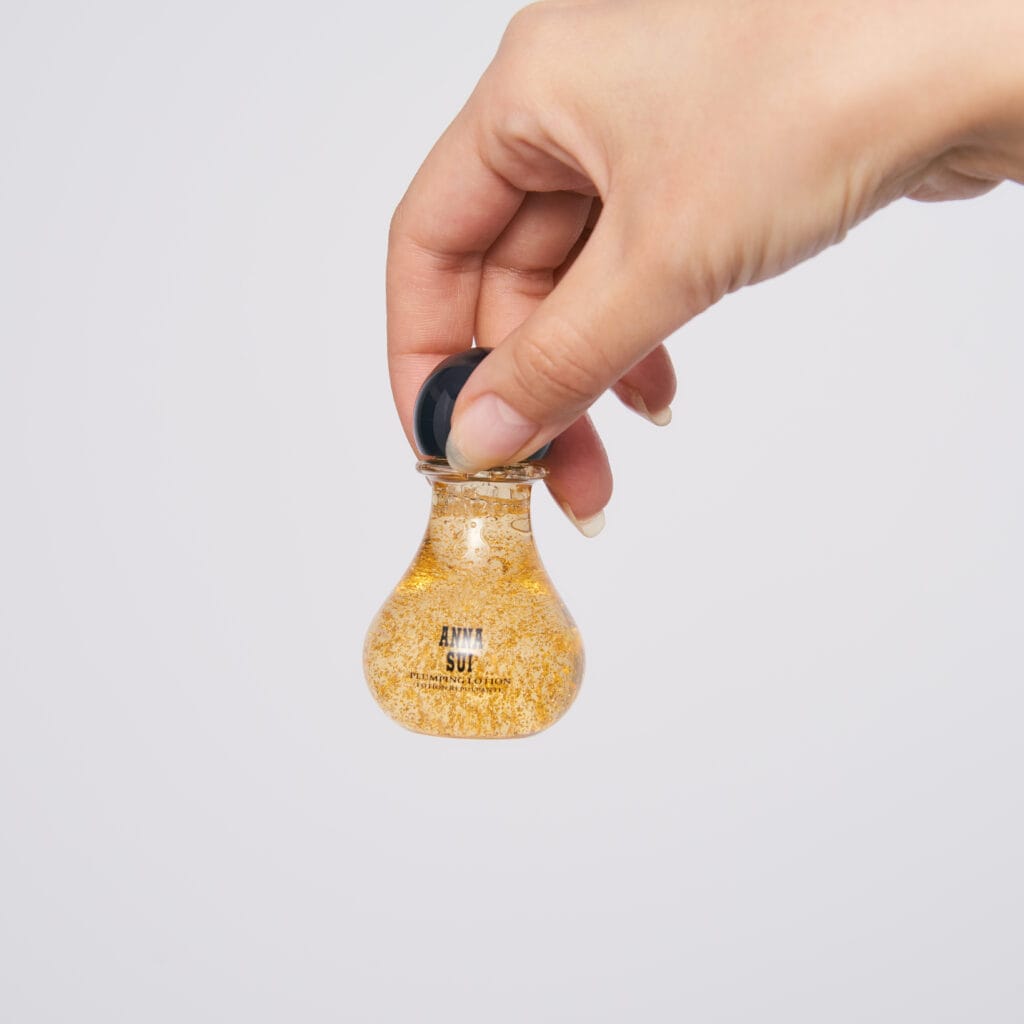 ゴールドのローションは、なんど金箔入り!ハリつや肌へと導いてくれる「プランプ ローション」。こちらもよく振って、金箔を均一に混ぜてから使います。