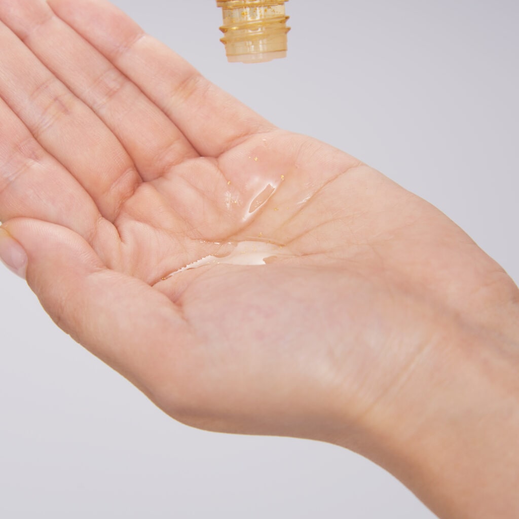 香りはオリエンタルの香りで、ややとろみがあるテクスチャーに金箔入り。