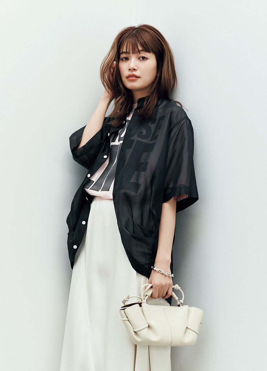 垣内彩未さん　シャツ￥44000／ビームス ハウス 丸の内（チノ × デミルクス ビームス）のコーデ