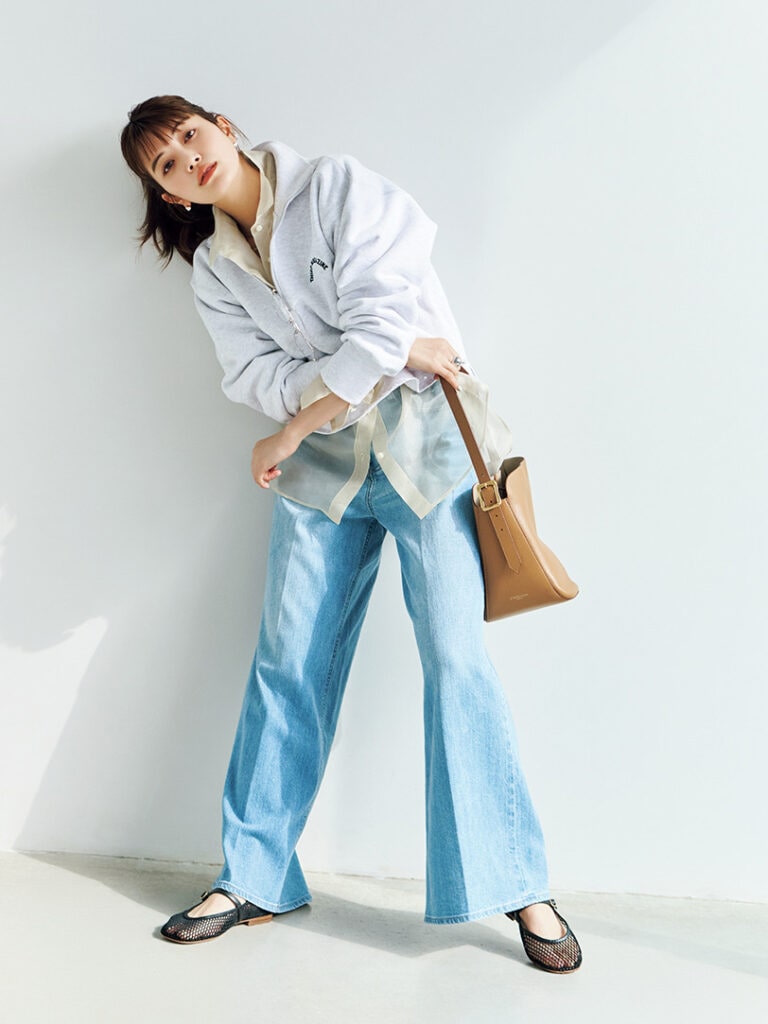 垣内彩未さん　シャツ￥64900／リトルリーグ インク（エブール）のコーデ