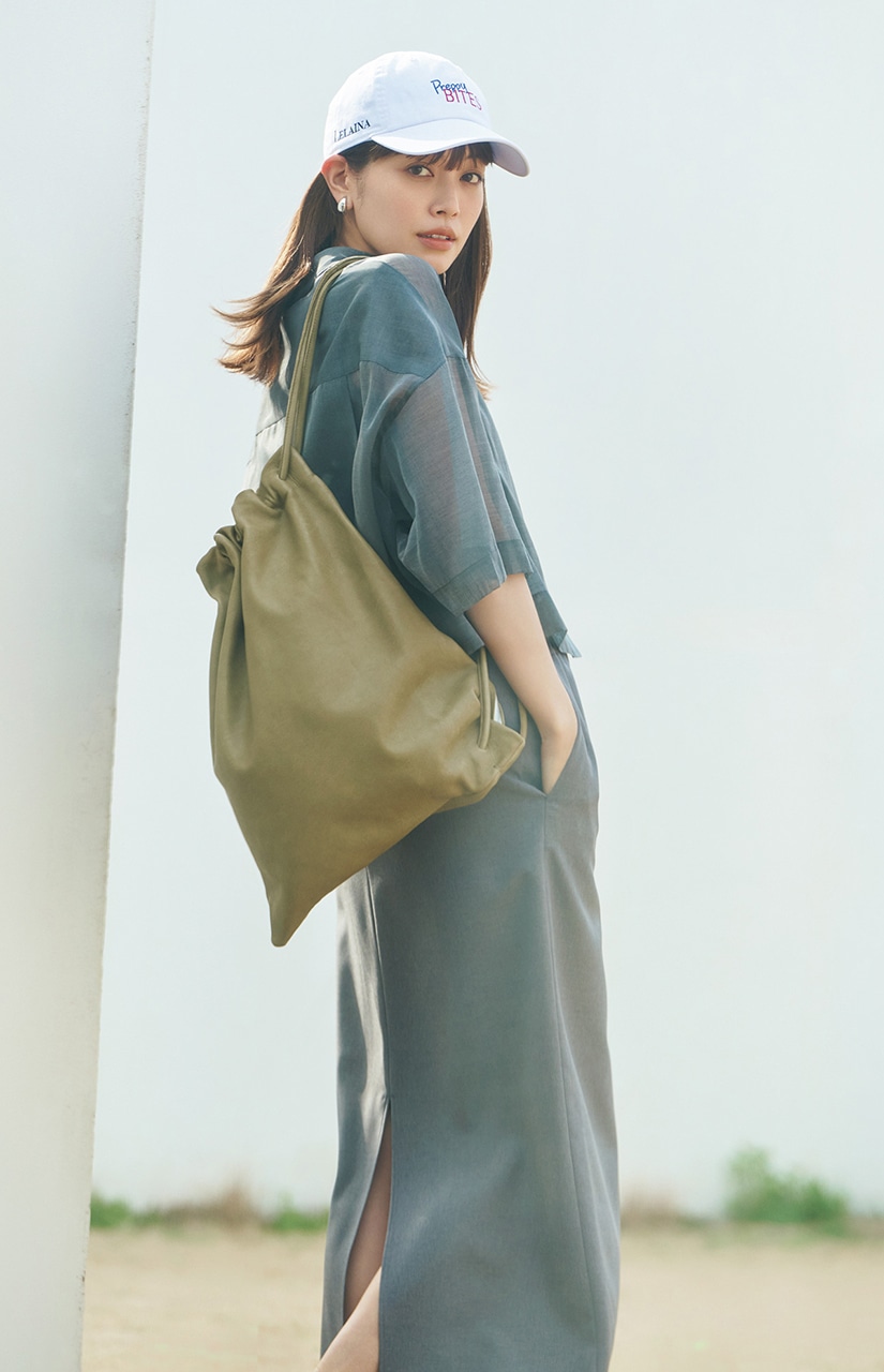 垣内彩未さん　シャツ￥38500／インターリブ（サクラ）のコーデ