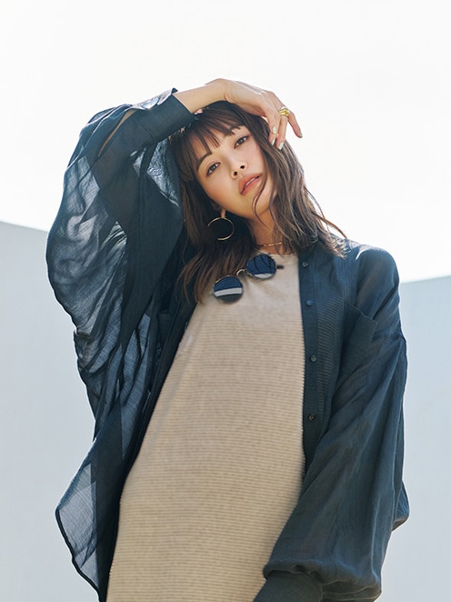 垣内彩未さん　シャツ（5月発売）￥47300／カオス表参道（カオス）のコーデ