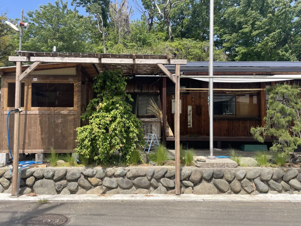 寺家ふるさと村内の農産物直売所「里の恵季」はなれの外観写真