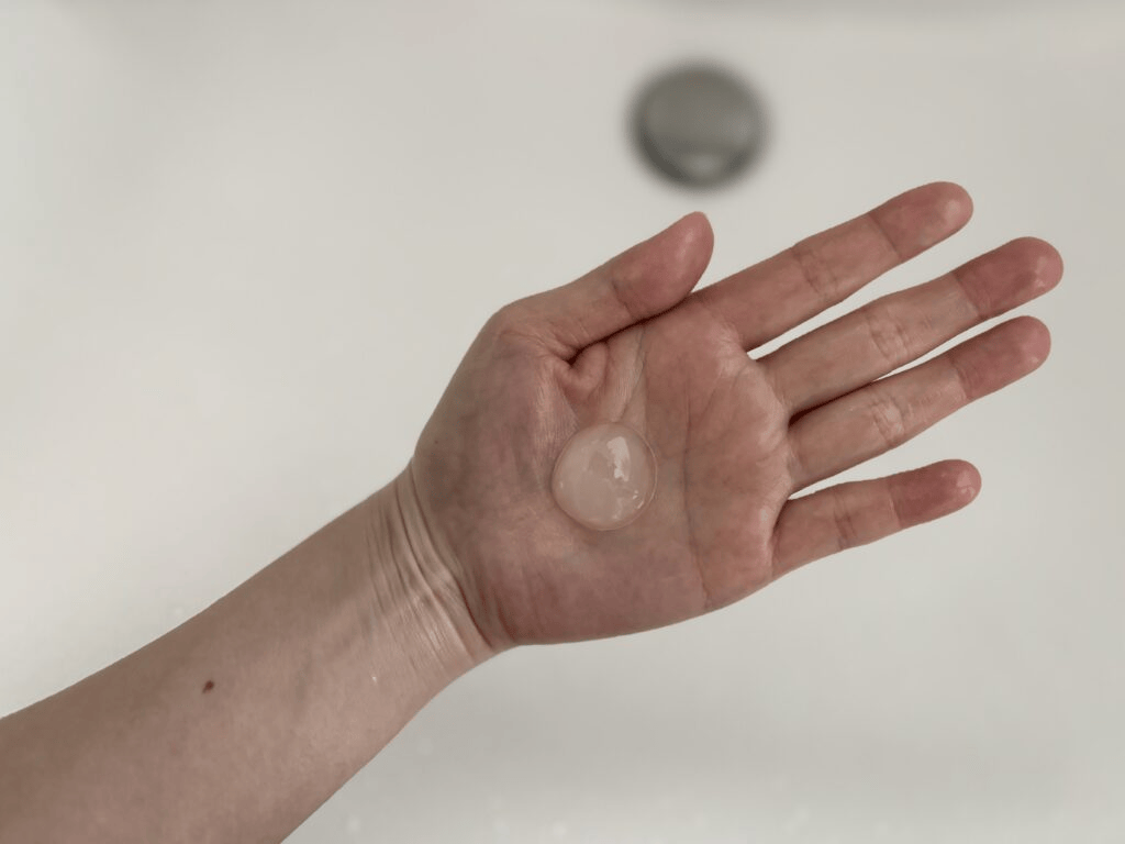 キュレル「ジェルメイク落とし」手に出したところ