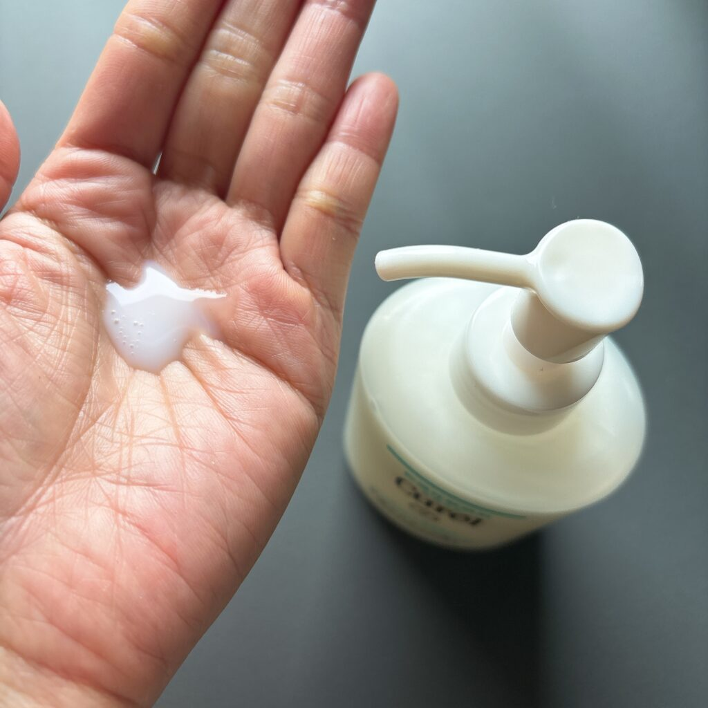 キュレル「潤浸保湿 乳液ケアメイク落とし」手に出したところ