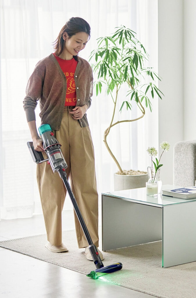 Dyson V12 Detect Slim Fluffy （SV46 FF）￥63800　カーディガン￥5489／ロペピクニックのコーデ