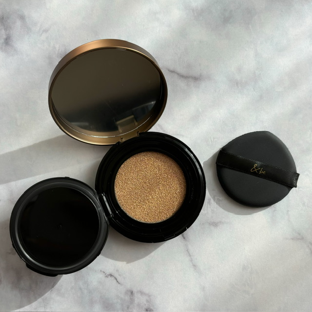 ＆beラスティングクッションファンデーションのコンパクトを開いたときの写真