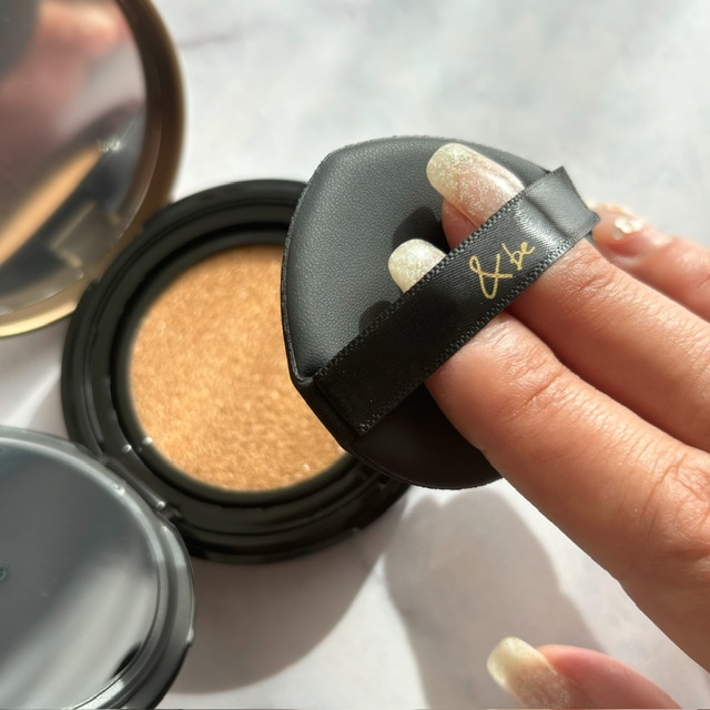 ＆beラスティングクッションファンデーションの雫型パフの写真