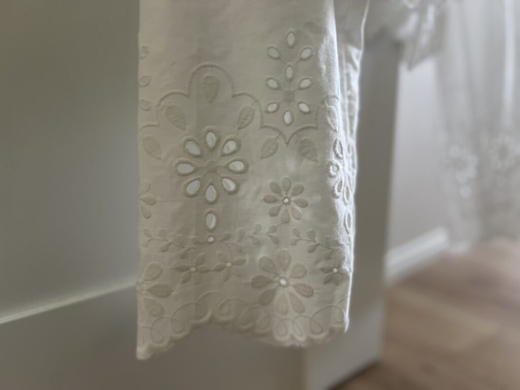 イギリス刺繍には、ゴールドワーク、スタンプワーク、キャンパスワーク、シャドウワーク、ブラックワークなど、多様な技法があります。﻿