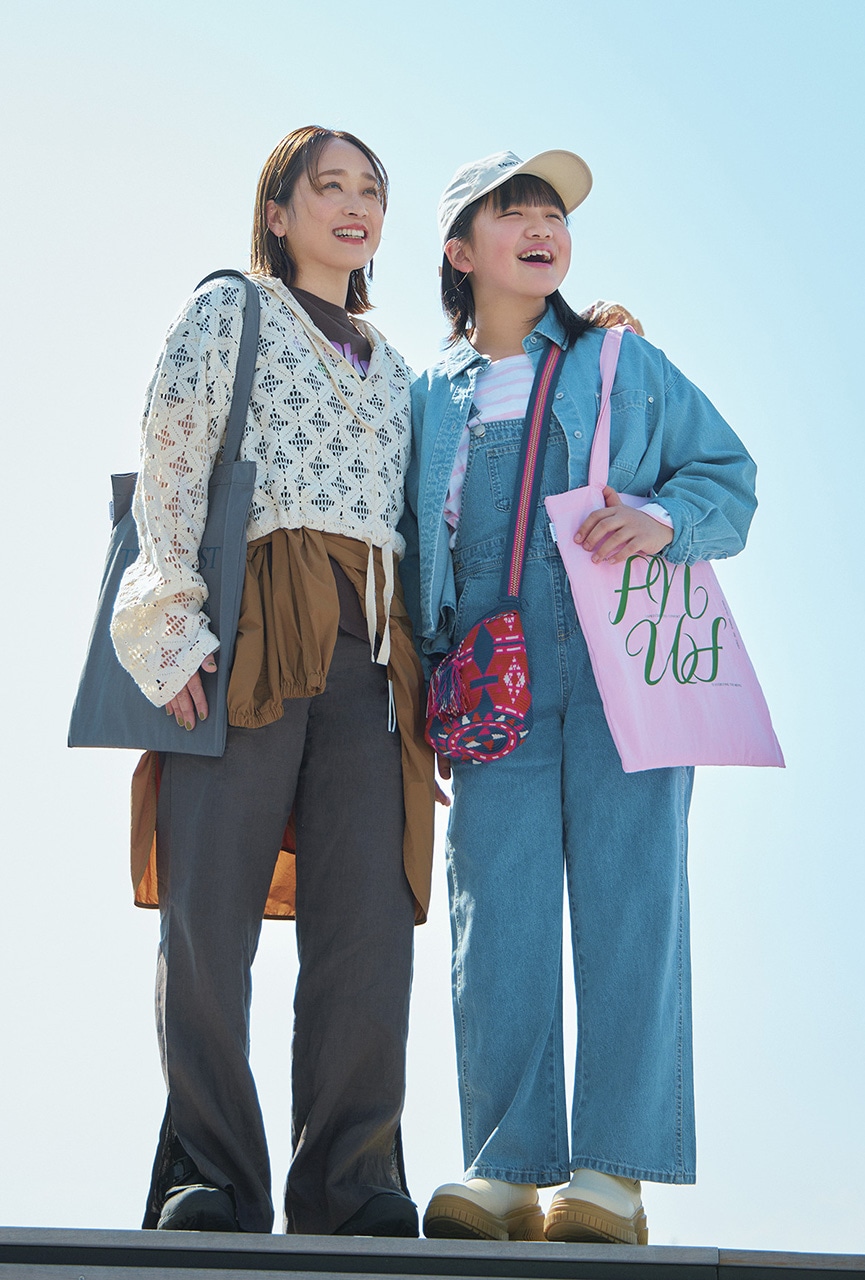 徳永千夏さん親子のUNFILOの撥水トート&WILD THINGSの撥水パーカのコーデ