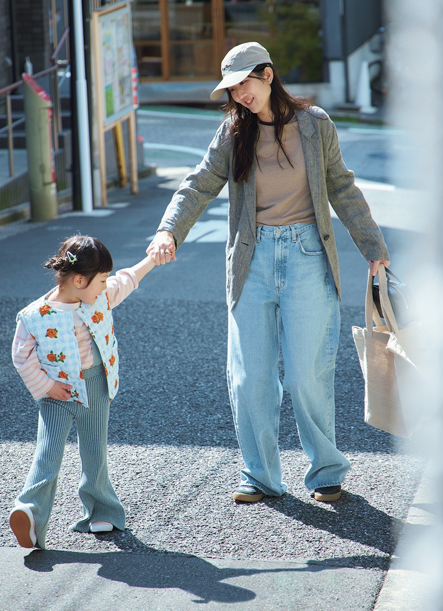 高橋美帆さんのAGOLDEのライトブルーデニムのコーデ