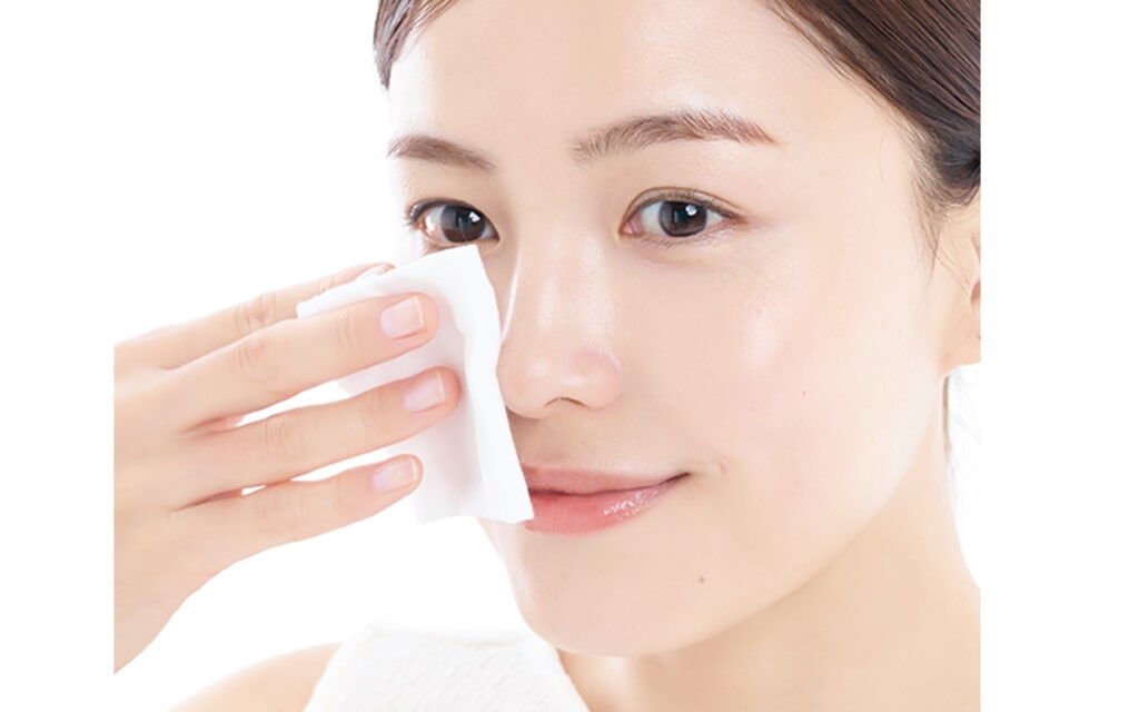 化粧水をコットンにとり「送風パッティング」